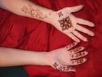May 16: Carrie shows off her mehndi, courtesy of Kim